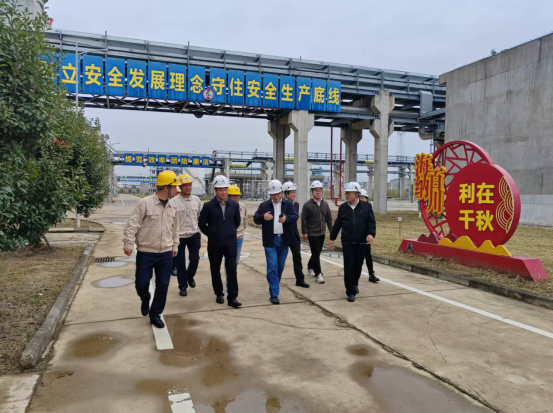 湖南海利独立董事及证券公司领导一行到贵溪公司调研指导工作