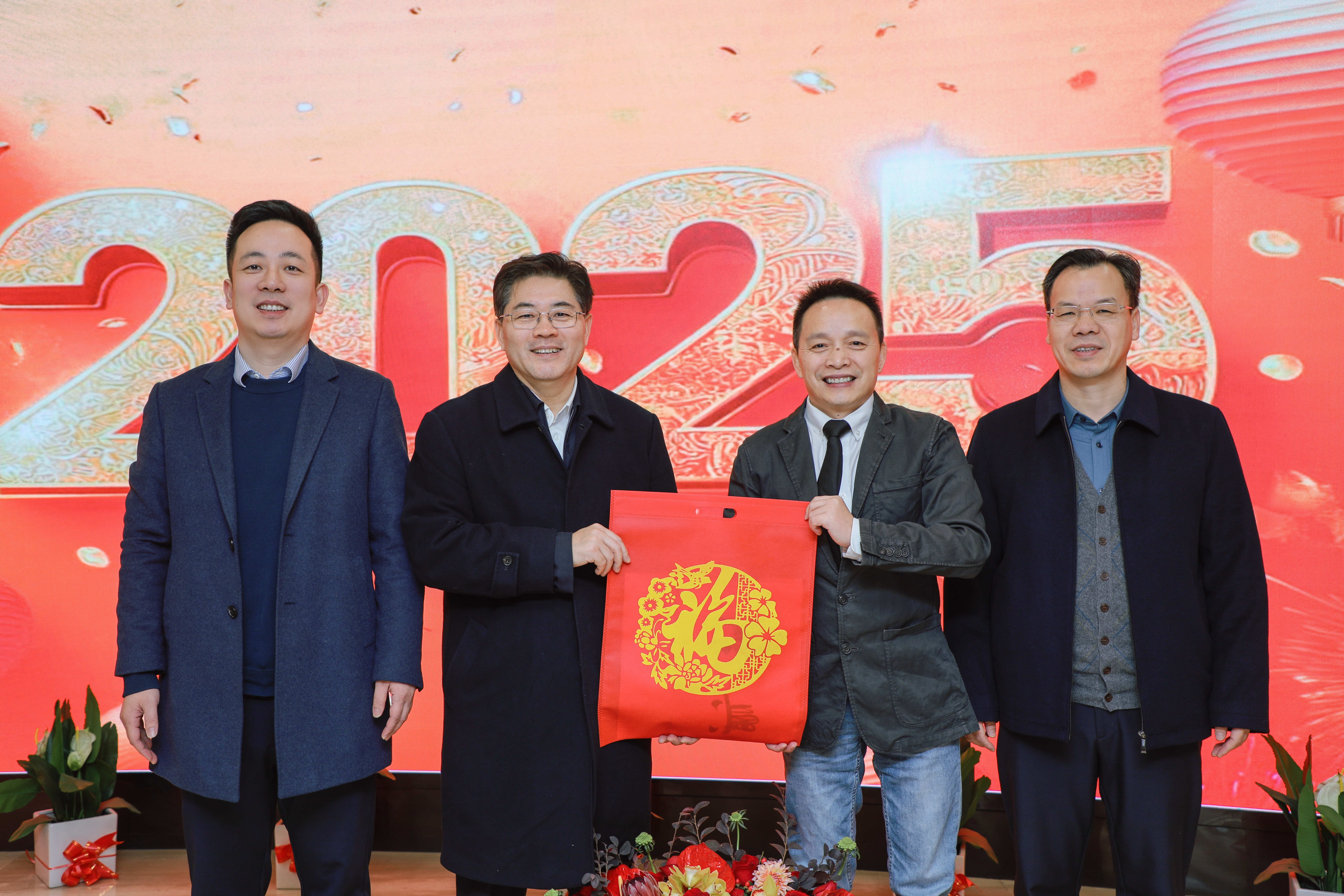 省委统战部部长隋忠诚一行到盐津铺子开展春节走访慰问